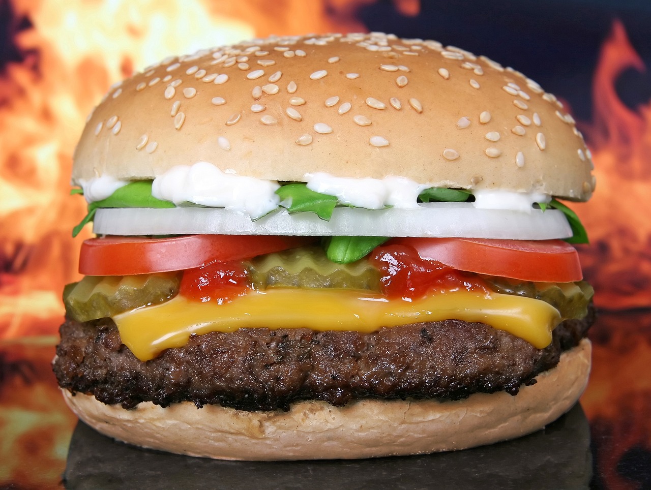 ¿Cuántas hamburguesas deben dejar de comer los chilenos para saldar sus deudas? 